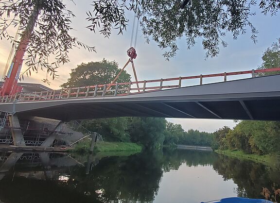 Noch mit Kränen gesichert überspannt die neue Brücke den Stadtgraben