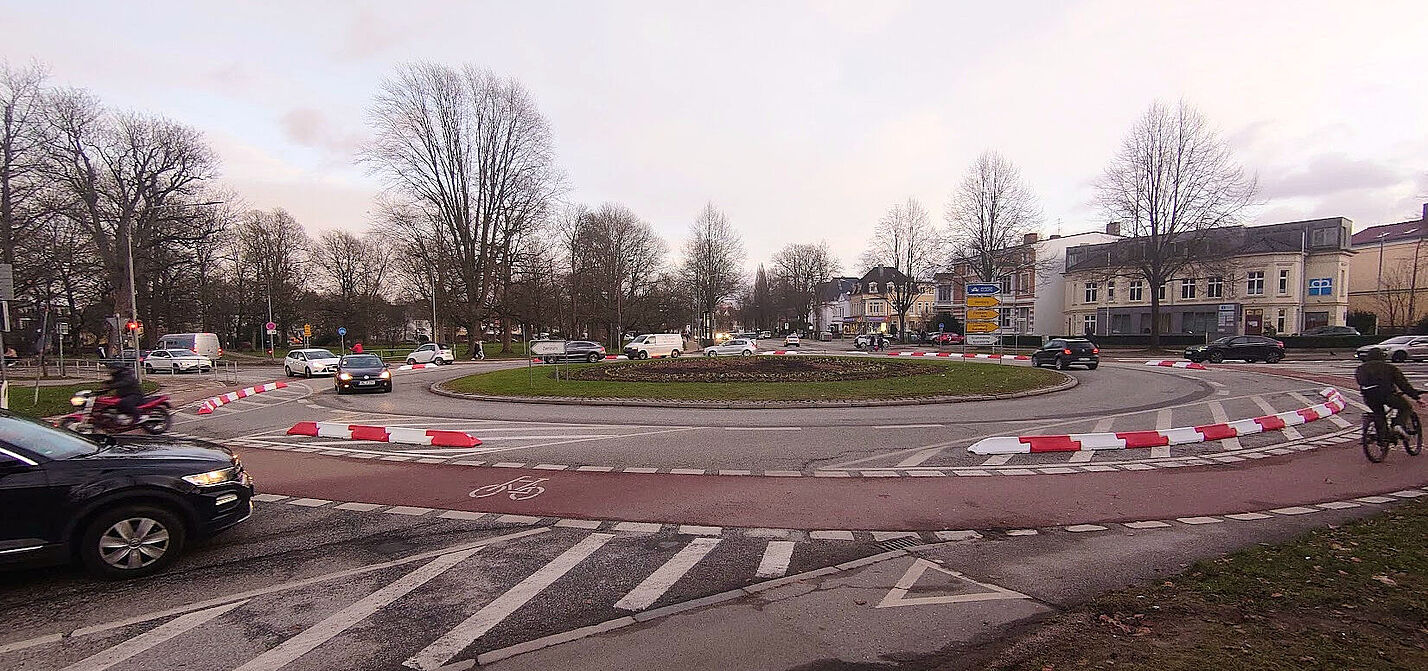 Foto des Mühlentorplatzes aus Richtung Mühlenbrücke gesehen (Aufnahme vom 1.2.2024, kurz nach dem Umbau)