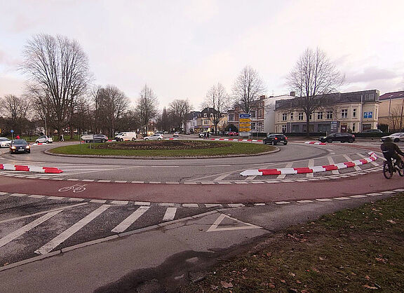 Foto des Mühlentorplatzes aus Richtung Mühlenbrücke gesehen (Aufnahme vom 1.2.2024, kurz nach dem Umbau)