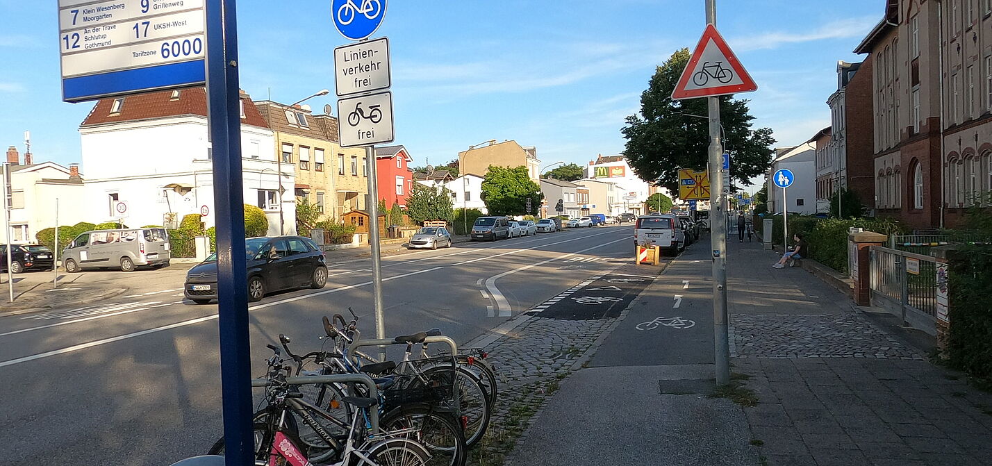 Einfädelung auf den Radfahrstreifen auf Höhe der Pestalozzischule