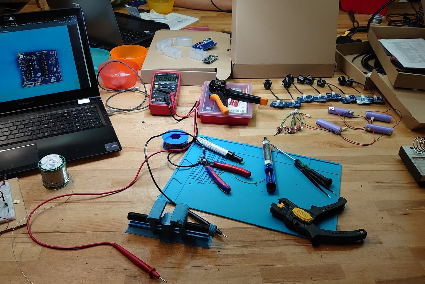 Werktisch beim Löten, Verkabeln, Messen