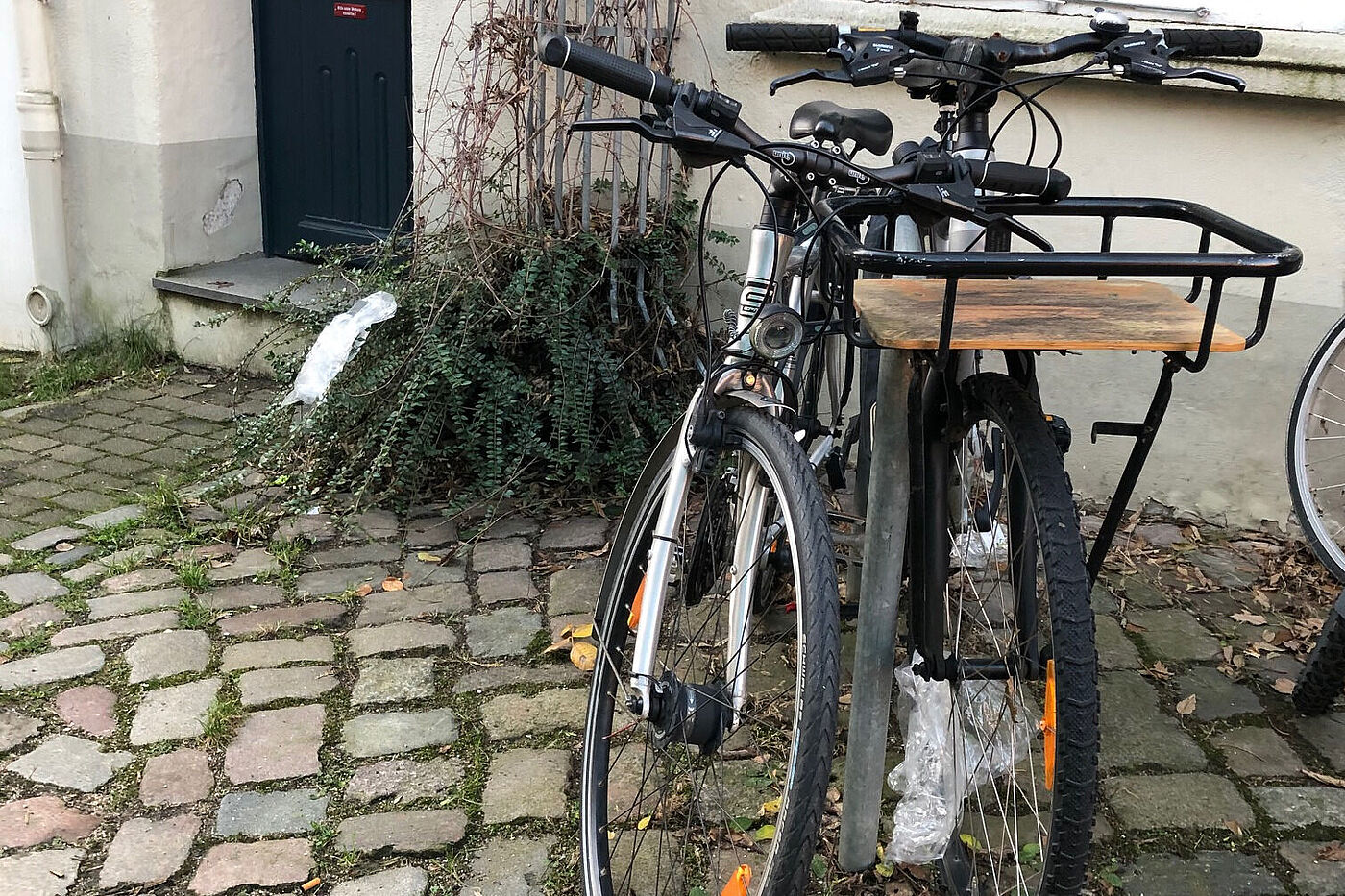 Fahrrad mit Frontträger mit Holzboden