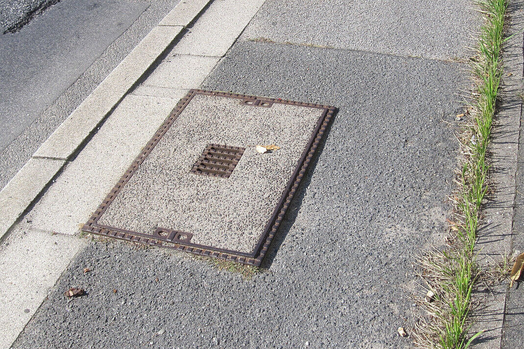 Unebener und zu schmaler Radweg im St. Jürgen Ring