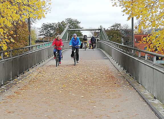 2 Radfahrer auf der Klughafenbrücke