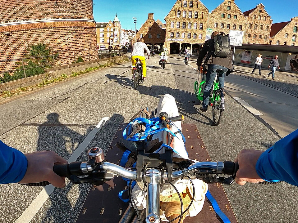 Am Holstentor Fahrräder statt Autos am Holstentor