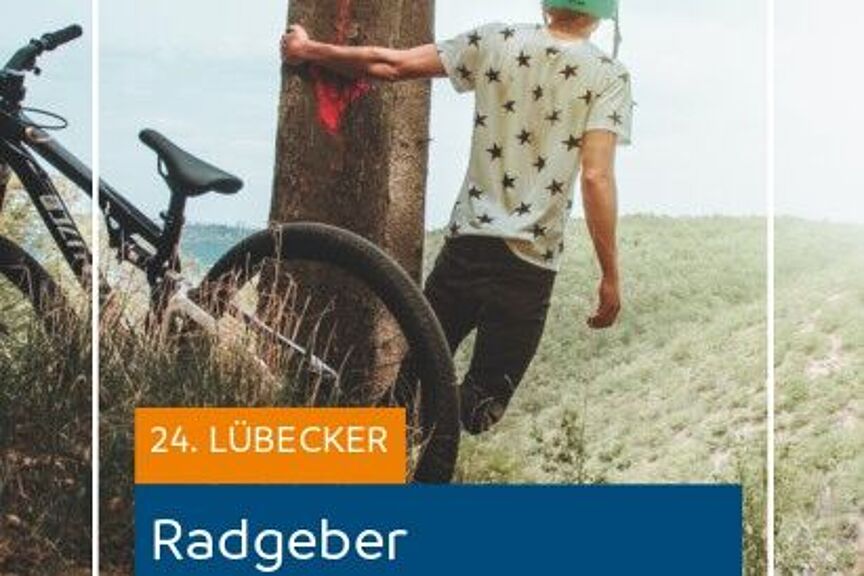 Lübecker Radgeber 2025 Titelbild Ein Radfahrer lehnt sein Fahrrad an einen Baum und blickt sehnsüchtig in die Ferne