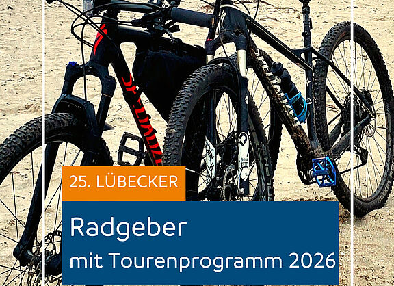 Titelbild des Radgebers 2026: 2 Mountainbikes lehnen aneinander am Ostseestrand auf dem Priwall