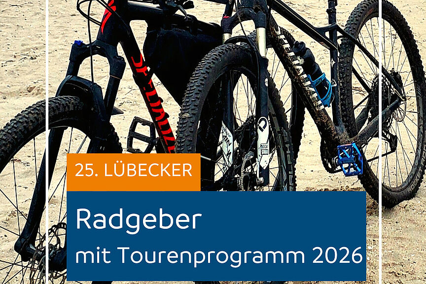 Radgeber 2026 Titelbild Titelbild des Radgebers 2026: 2 Mountainbikes lehnen aneinander am Ostseestrand auf dem Priwall