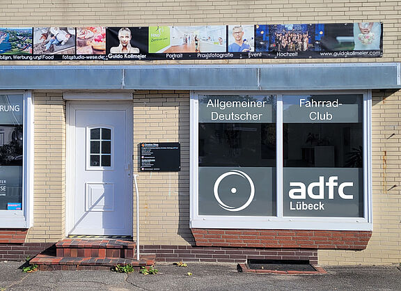 Das Foto zeigt die Front der ADFC-Geschäftsstelle in der Adalbert-Stifter-Straße 47