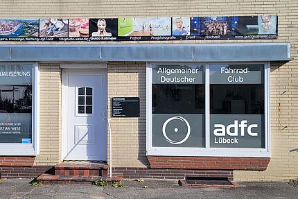 Das Foto zeigt die Front der ADFC-Geschäftsstelle in der Adalbert-Stifter-Straße 47