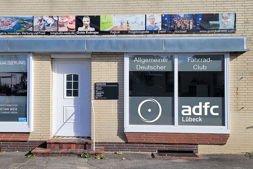 Adalbert-Stiifter-Straße 47 Das Foto zeigt die Front der ADFC-Geschäftsstelle in der Adalbert-Stifter-Straße 47