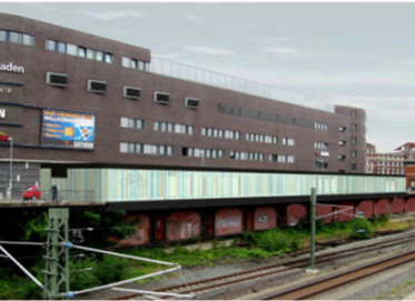 Blick von der BAhnhofsbrücke in Richtung der Linden-Arkaden mit simuliertem Fahrradparkhaus oberhalb des ehemaligen Postgleises