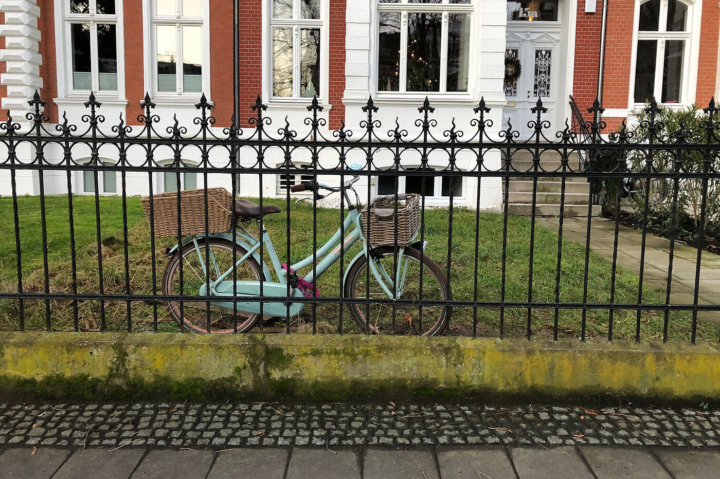 Hellblaues Hollandrad mit 2 Körben