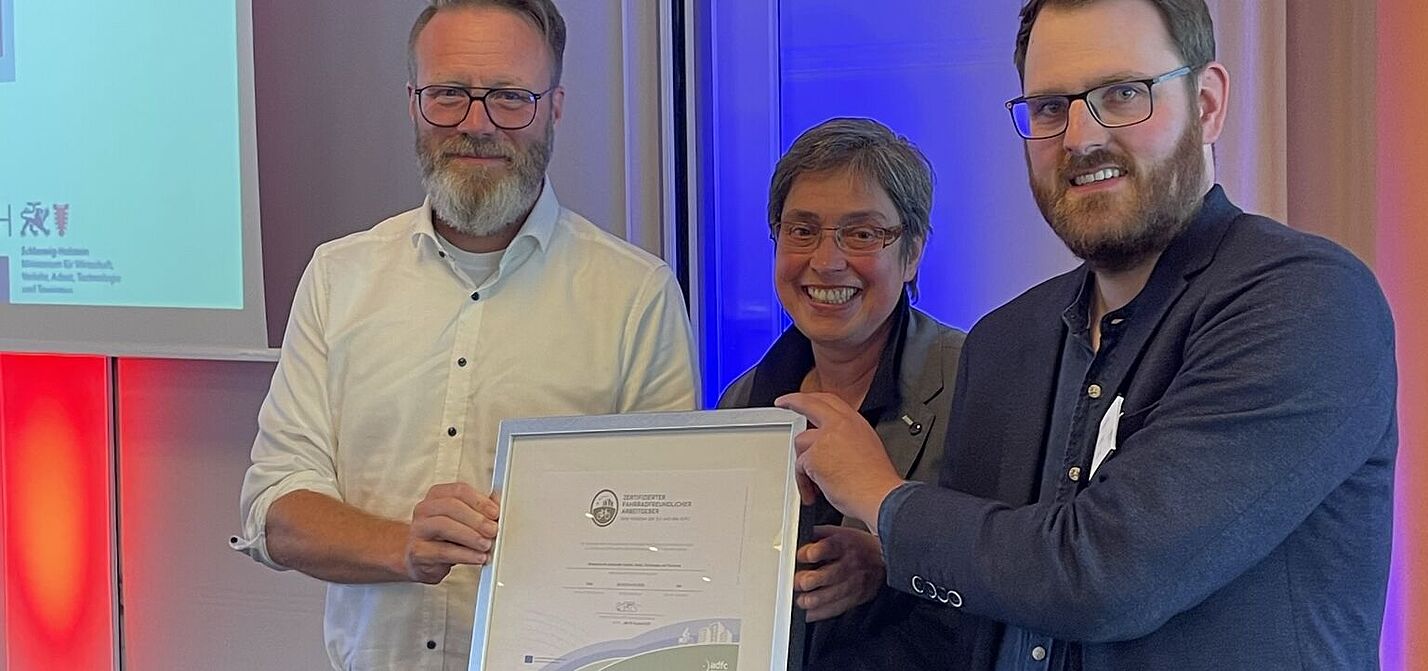 Zertifikatsübergabe Fahrradfreundlicher Arbeitgeber MWVATT SH Zertifikatsübergabe Fahrradfreundlicher Arbeitgeber MWVATT SH (Minister Claus Ruhe Madsen, Landesvorsitzende Stephanie Meyer und Landesgeschäftsführer Jan Voß)