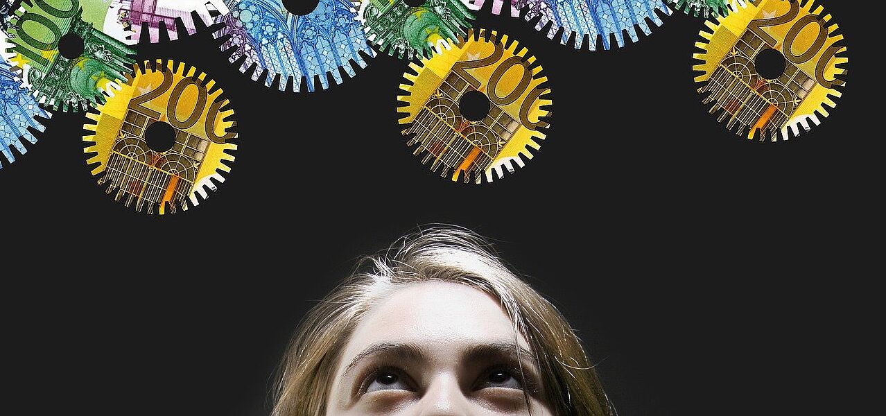 Frau schaut nach arbeitendem Geld