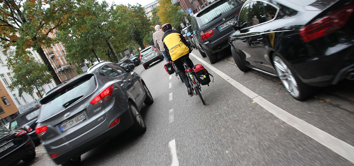Überholvorgang in der Langen Reihe in Hamburg. Radfahrer wird mit weniger als 1,5 überholt